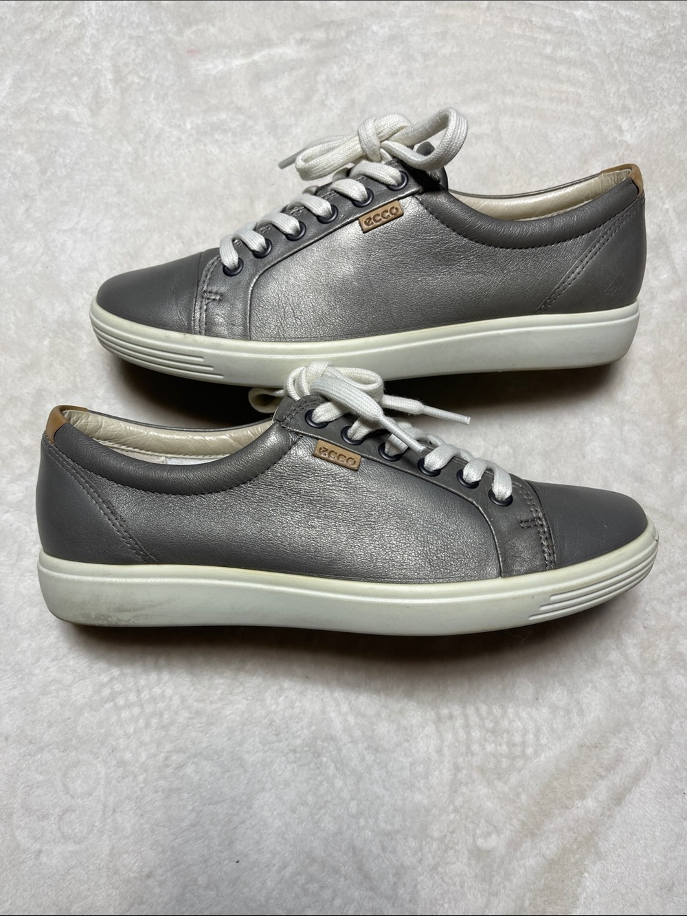 Ecco Women's Gray Leather Low-Top Sneakers with White Sole Size 8